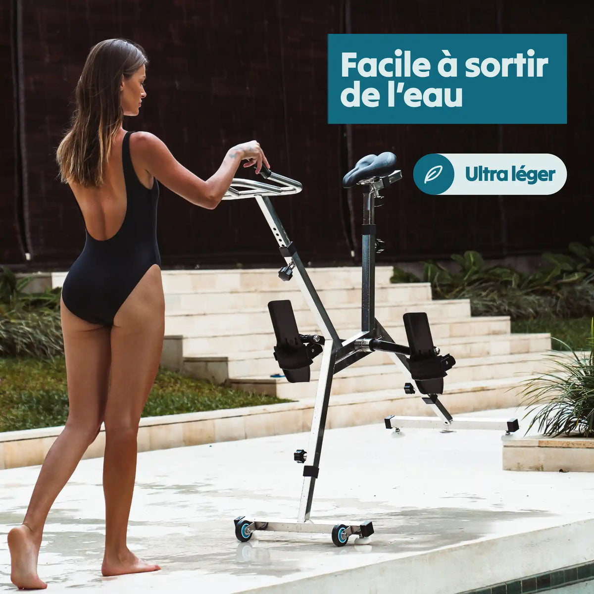 Femme sortant un aquabike Lovee de l’eau avec facilité grâce à son poids léger