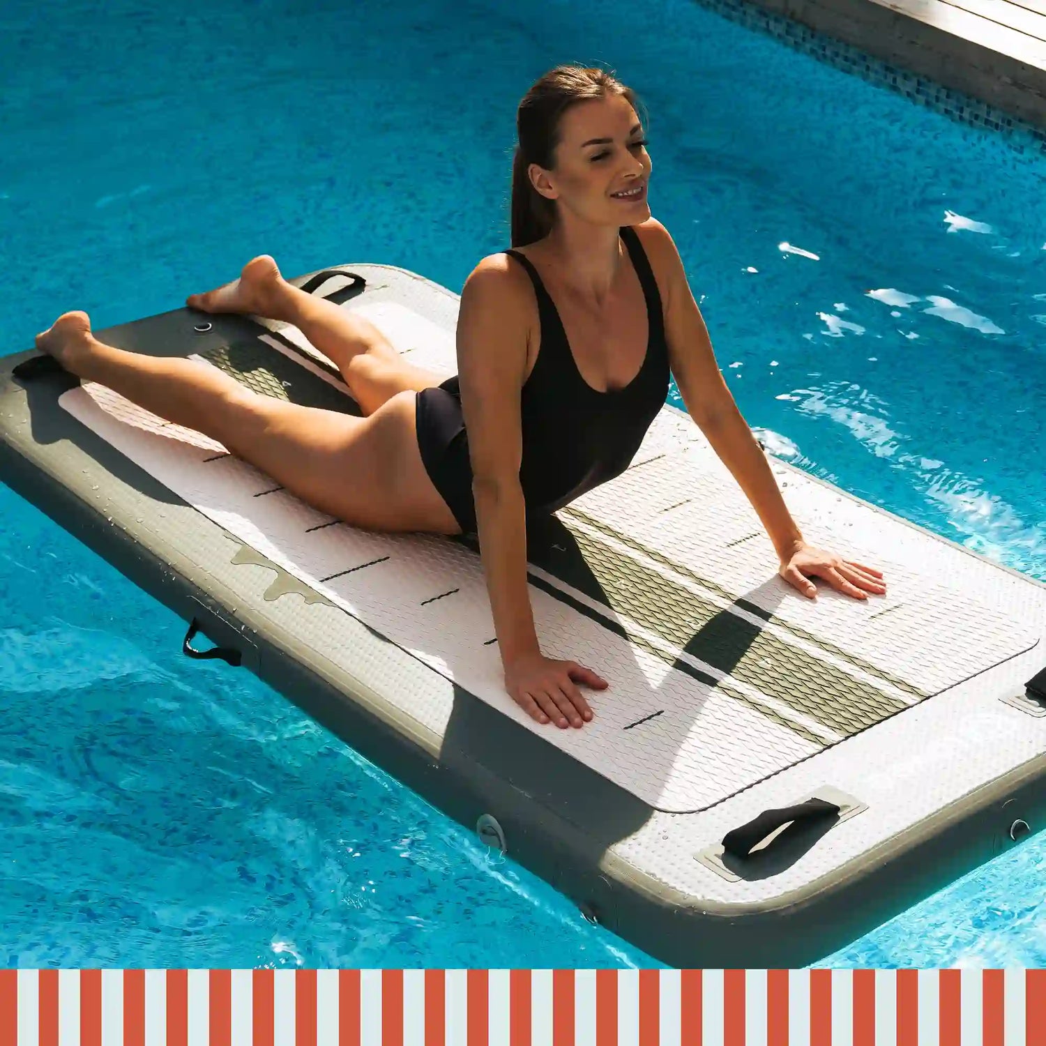 Aquaboard vert olive utilisée en piscine par une femme en position fitness