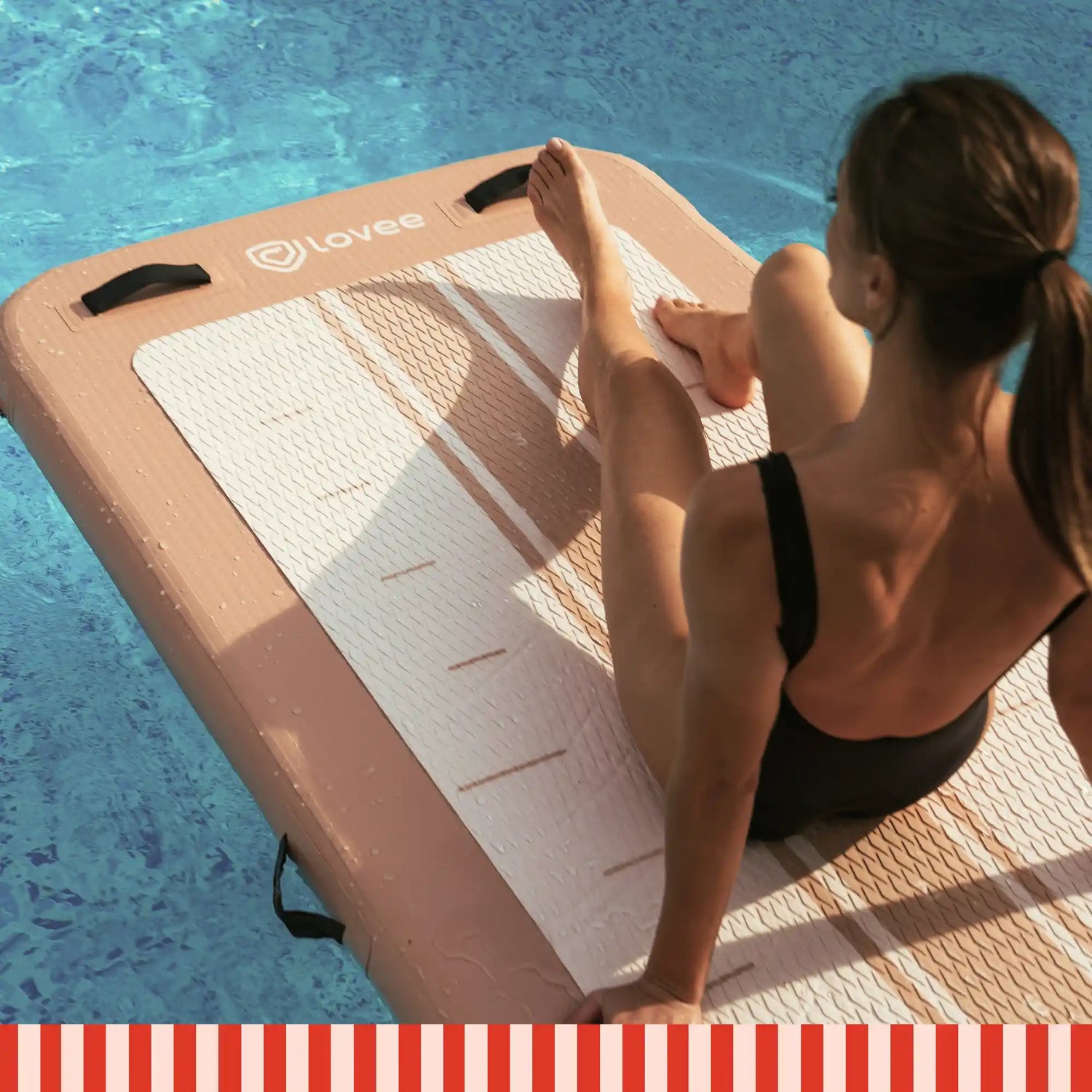 Aquaboard rose Lovee en utilisation piscine avec exercice d’équilibre