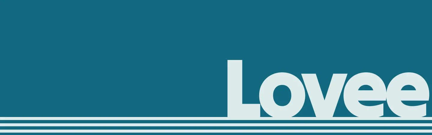 Logo Lovee sur bandeau de footer avec fond minimaliste