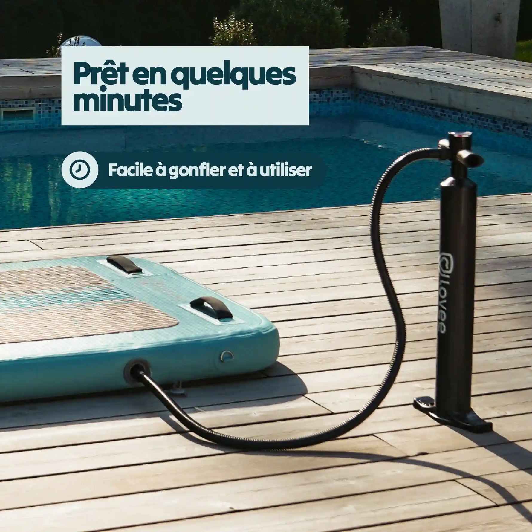 Aquaboard en cours de gonflage avec pompe pour mise en place rapide