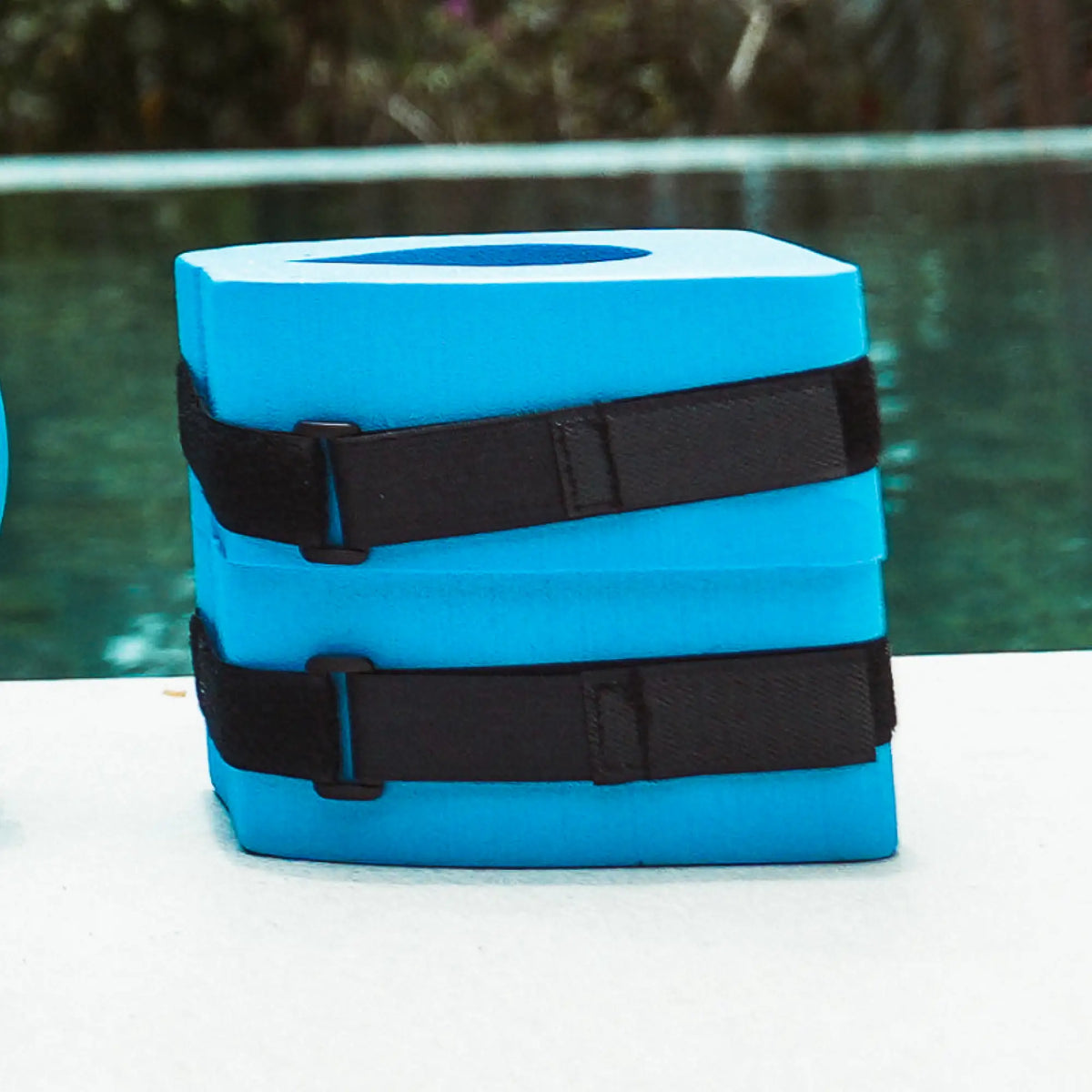 Paire d’haltères pour pieds aquafitness avec sangles de maintien.